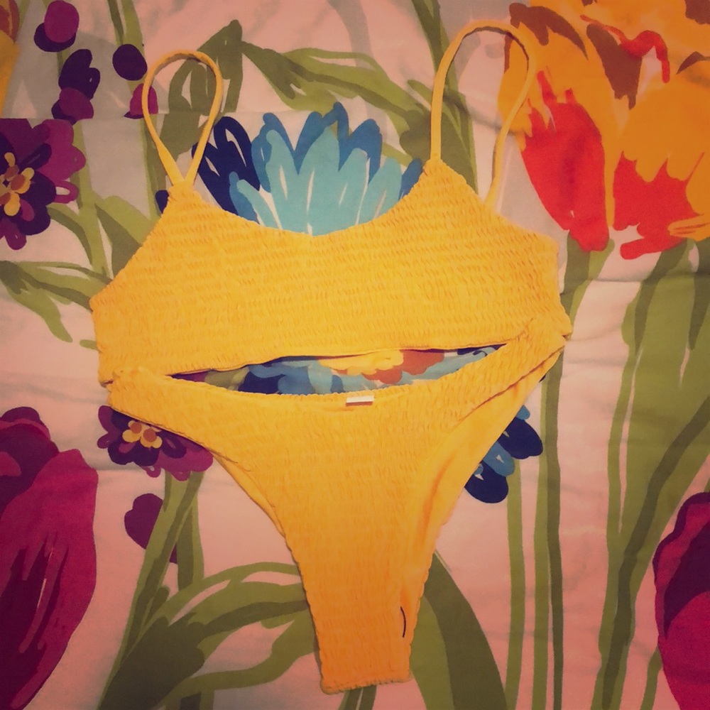 Teeny weeny yellow bikini 👙